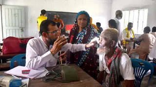 অভাবে আটকে ছিল কৃষক নেন্দু শেখের চোখের চিকিৎসা